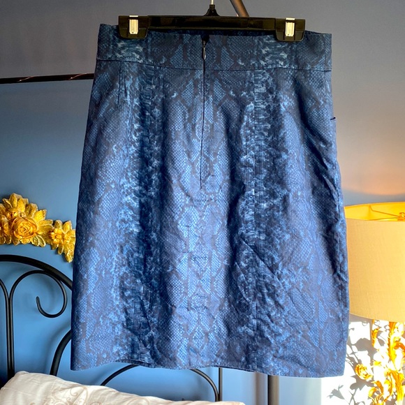 Elie Tahari Linen Blend Blue Animal Print Mini Pencil Skirt - Picture 2 of 5